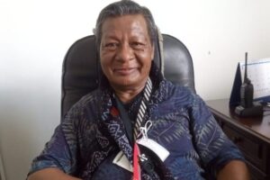 Drs. Samuel Sellan saat di ruang keja