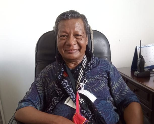 Drs. Samuel Sellan saat di ruang keja