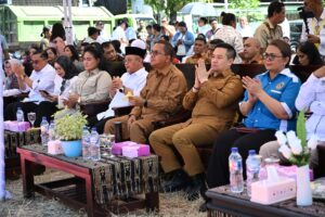 Wali Kota Kupang Christian Widodo, Mendikdasmen Abdul Mu'ti, dan Gubernur NTT Melki Laka Lena melakukan peletakan batu pertama revitalisasi TK Kristen Kota Kupang pada Senin 4 Mei 2026