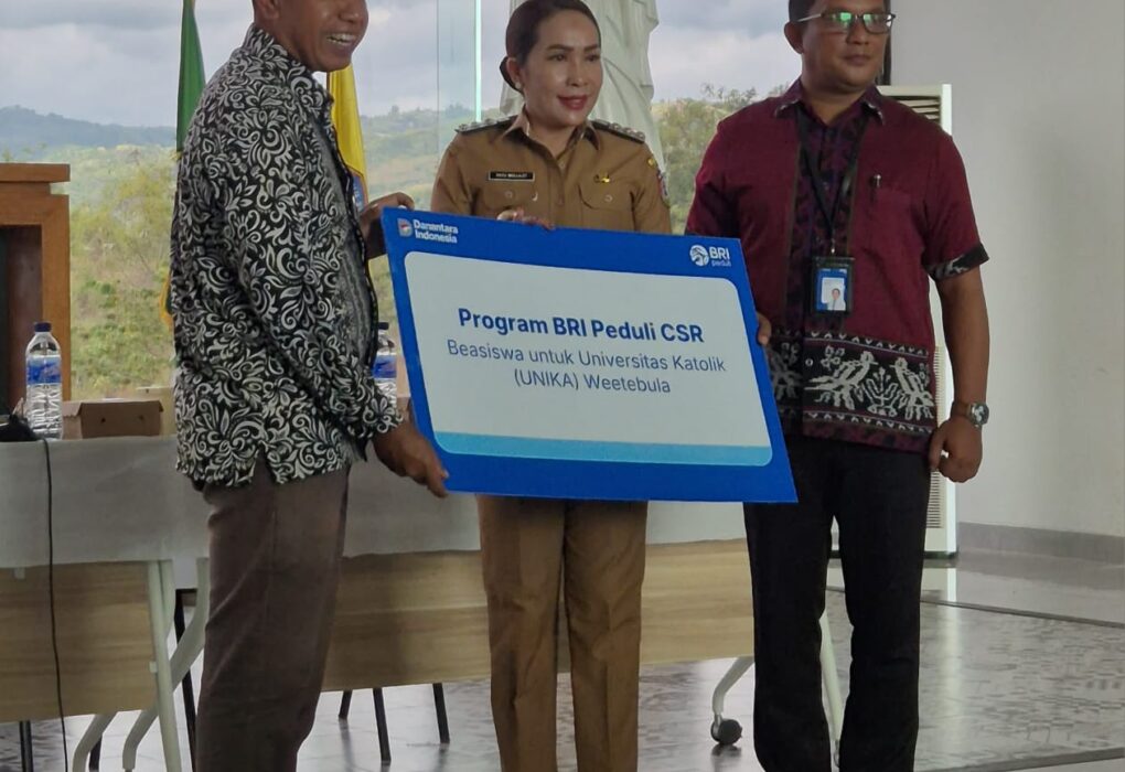 Penyerahan-simbolis-beasiswa-BRI-Peduli-CSR-kepada-NIKA-weetebula oleh BRI Waikabubak disaksikan Bupati Sumba Barat Daya