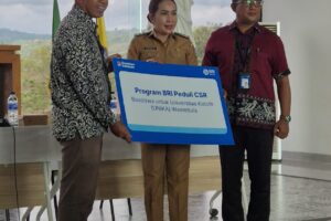 Penyerahan-simbolis-beasiswa-BRI-Peduli-CSR-kepada-NIKA-weetebula oleh BRI Waikabubak disaksikan Bupati Sumba Barat Daya