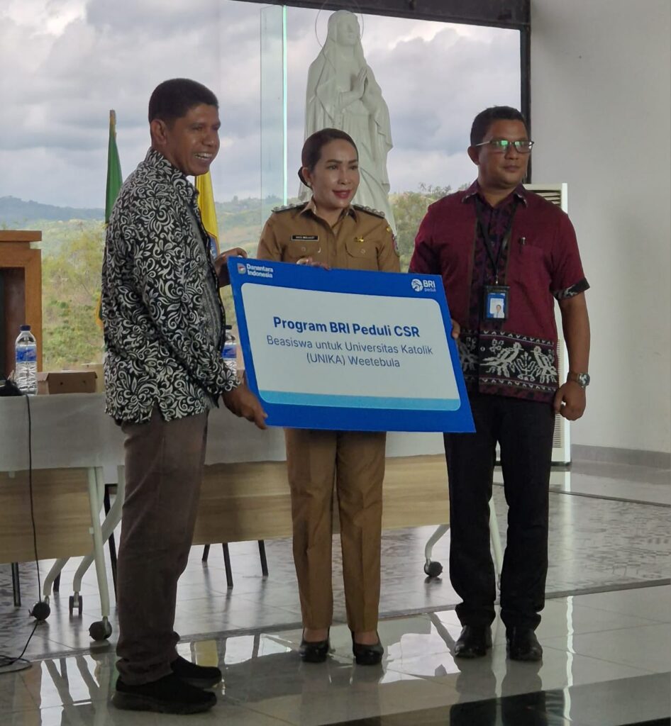 bri-peduli-beasiswa-unika-wetabula Penyerahan-simbolis-beasiswa-BRI-Peduli-CSR-kepada-NIKA-weetebula oleh BRI Waikabubak disaksikan Bupati Sumba Barat Daya