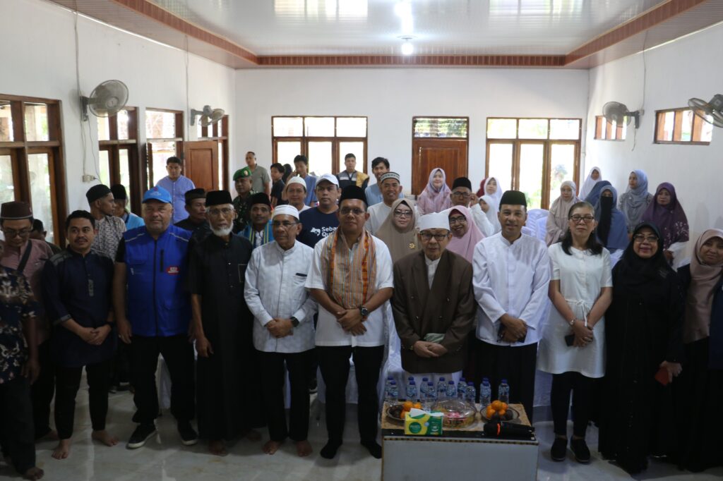 oto bersama Gubernur NTT, Human Initiative, TDV, dan masyarakat pada acara penyaluran 200 sapi kurban di Kupang