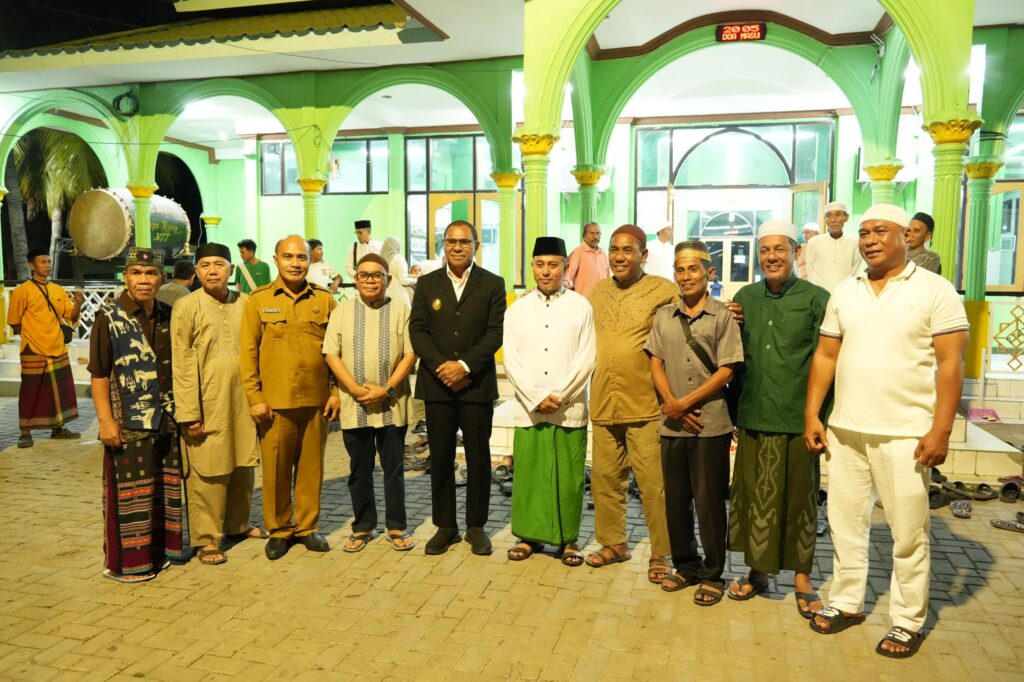 Foto bersama Wakil Gubernur NTT Johni Asadoma dengan pengurus dan jemaah Masjid Al-Ikhlas usai penyerahan sapi kurban Idul Adha 1447 H