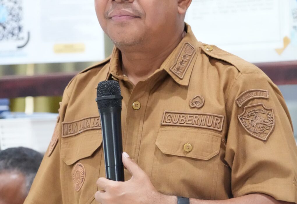 Gubernur NTT Melki Laka Lena saat memberikan arahan di UPTD Samsat Alor