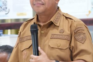 Gubernur NTT Melki Laka Lena saat memberikan arahan di UPTD Samsat Alor