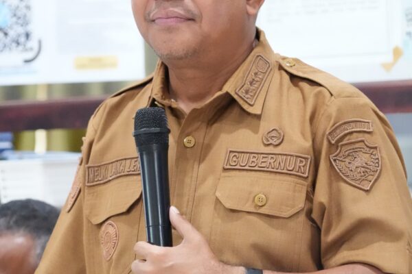 Gubernur NTT Melki Laka Lena saat memberikan arahan di UPTD Samsat Alor