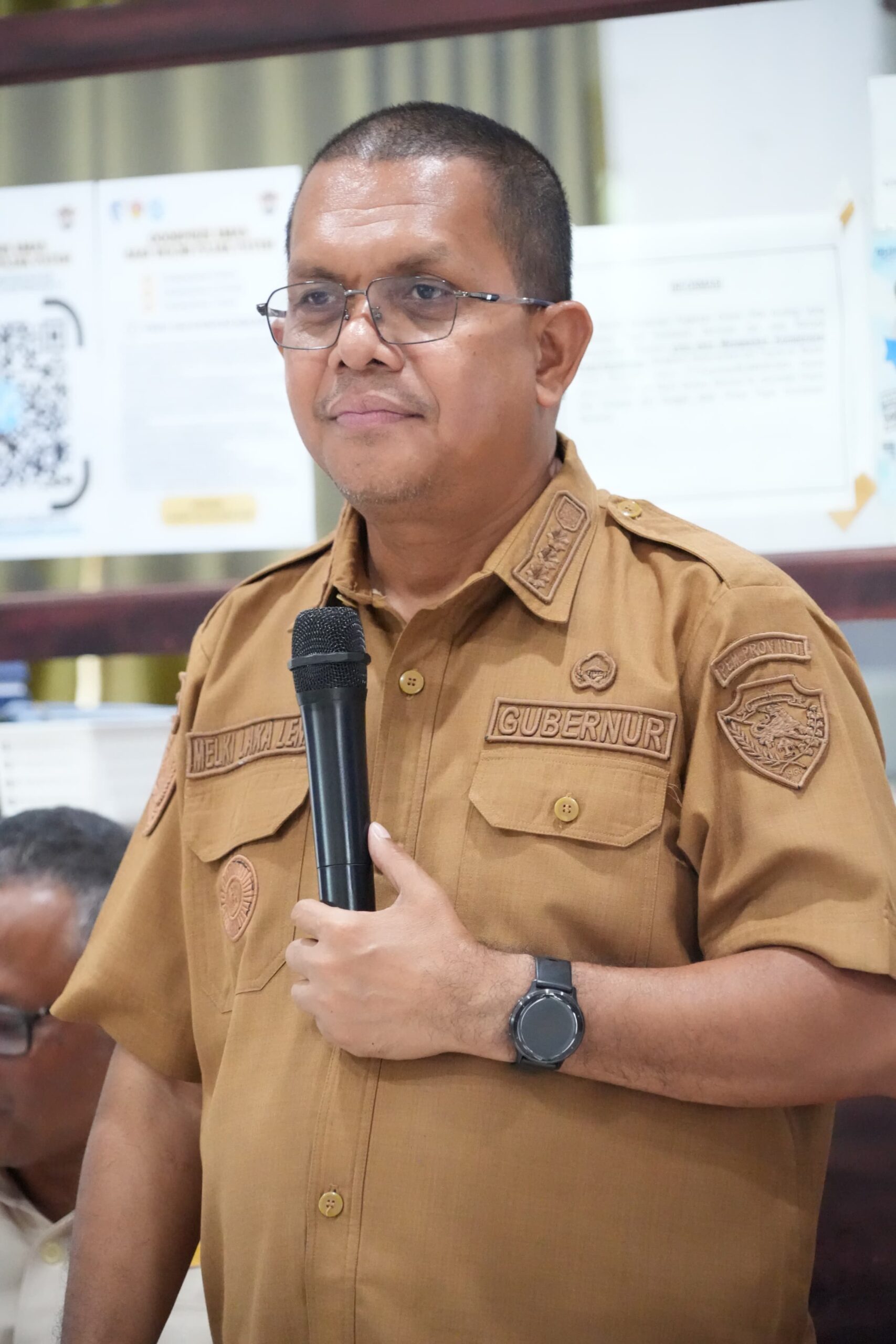 Gubernur NTT Melki Laka Lena saat memberikan arahan di UPTD Samsat Alor
