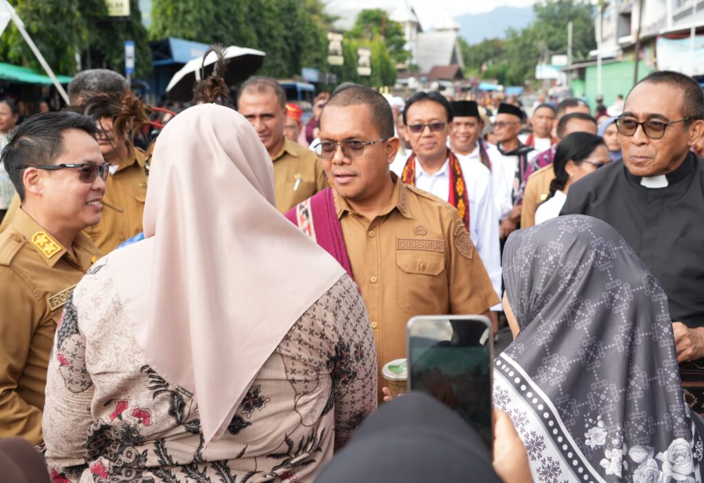 Gubernur NTT Melkiades Laka Lena Menyapa Warga saat Pawai HUT ke -76 PGI di Kalabahi, Alor
