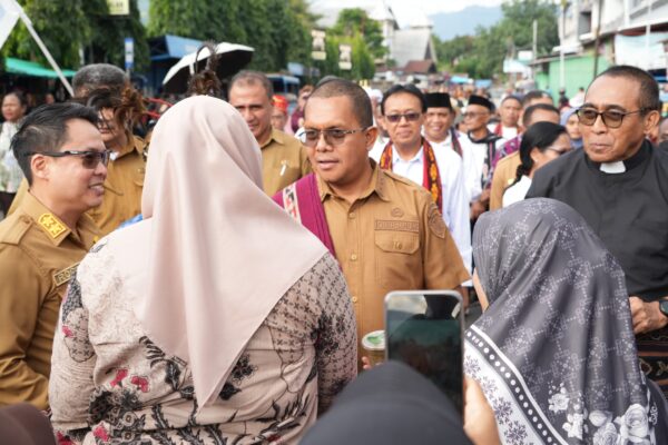 Gubernur NTT Melkiades Laka Lena Menyapa Warga saat Pawai HUT ke -76 PGI di Kalabahi, Alor