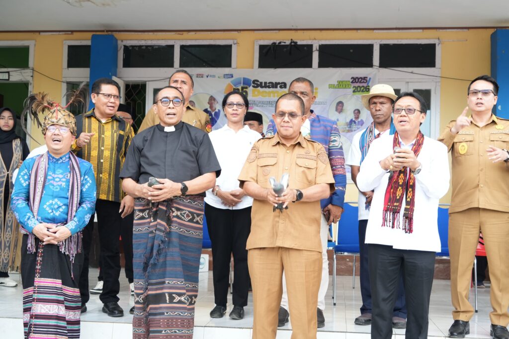 Gubernur NTT Emanuel Melkiades Laka Lena bersama tokoh agama dan pejabat melepas merpati pada perayaan HUT ke-76 PGI di Alor