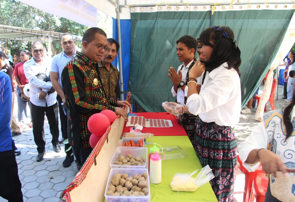 Gubernur NTT Melkiades Laka Lena ngobrol dengan siswa OSOP SMA 4 Kupang 2026 saat bazar jualan karya siswa.