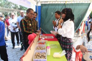 Gubernur NTT Melkiades Laka Lena ngobrol dengan siswa OSOP SMA 4 Kupang 2026 saat bazar jualan karya siswa.