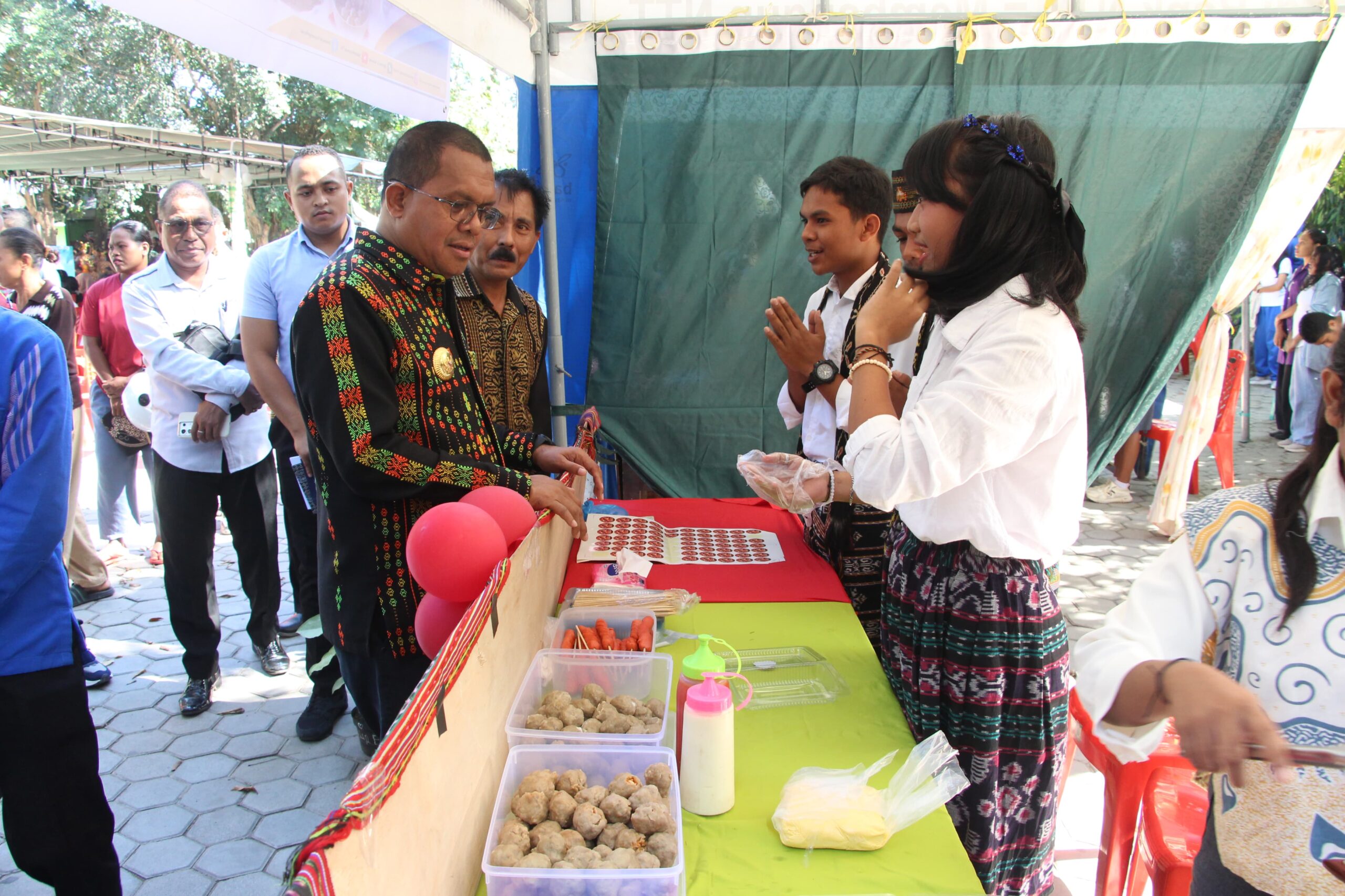 Gubernur NTT Melkiades Laka Lena ngobrol dengan siswa OSOP SMA 4 Kupang 2026 saat bazar jualan karya siswa.