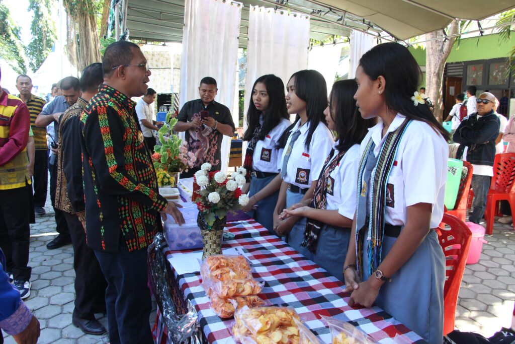 gubernur-ntt-motivasi-siswa-sma-4-kupang-osop Gubernur NTT Melkiades Laka Lena berdialog dengan siswa SMA 4 Kupang saat pameran OSOP Dies Natalis ke-35