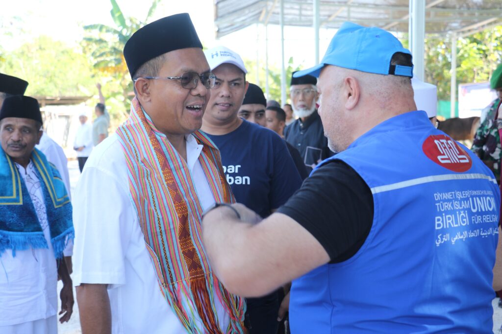 Gubernur NTT Emanuel Melkiades Laka Lena berbincang dengan perwakilan Türkiye Diyanet Vakfi saat penyaluran 200 sapi kurban di Kupang