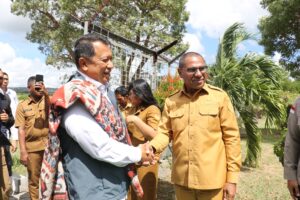 Menteri ATR/BPN berjabat tangan dengan Wakil Gubernur NTT