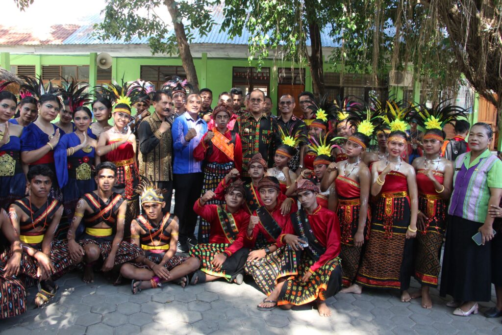 Siswa OSOP SMA 4 Kupang 2026 foto bersama mengenakan pakaian adat NTT setelah tampil di bazar karya One Student One Product SMAN 4 Kupang