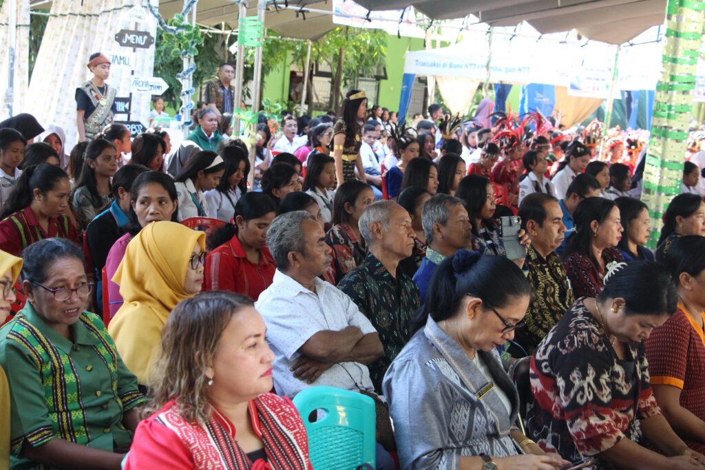Suasana bazar OSOP SMA 4 Kupang 2026 ramai dikunjungi tamu undangan, guru, dan siswa SMAN 4 Kupang saat jualan karya One Student One Product
