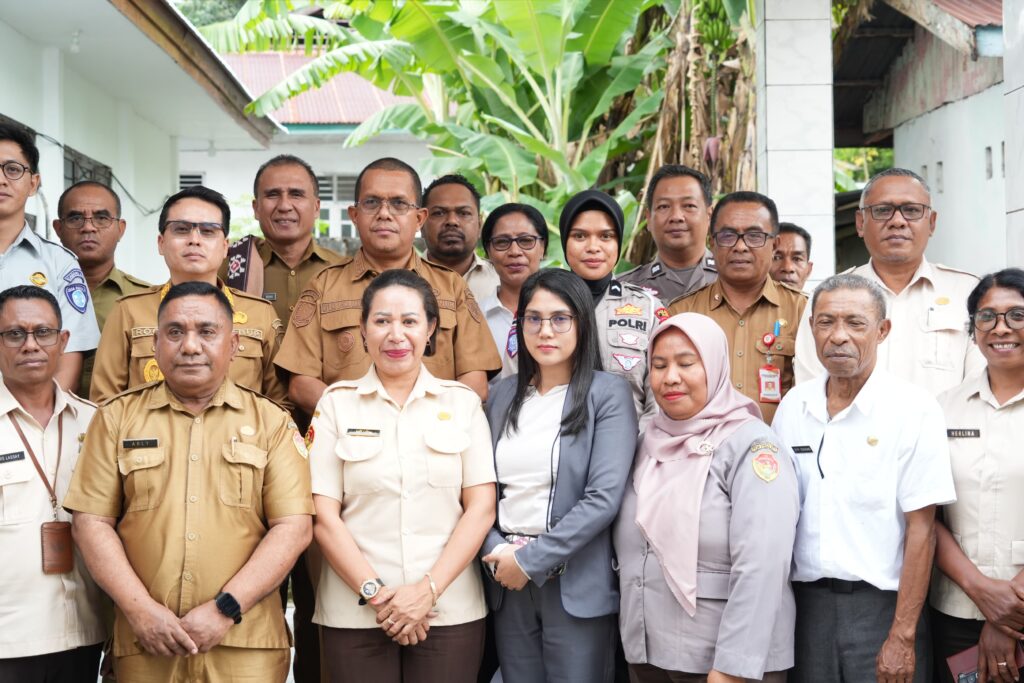 Foto bersama tim UPTD Samsat Alor dengan pegawai dan aparat setempat