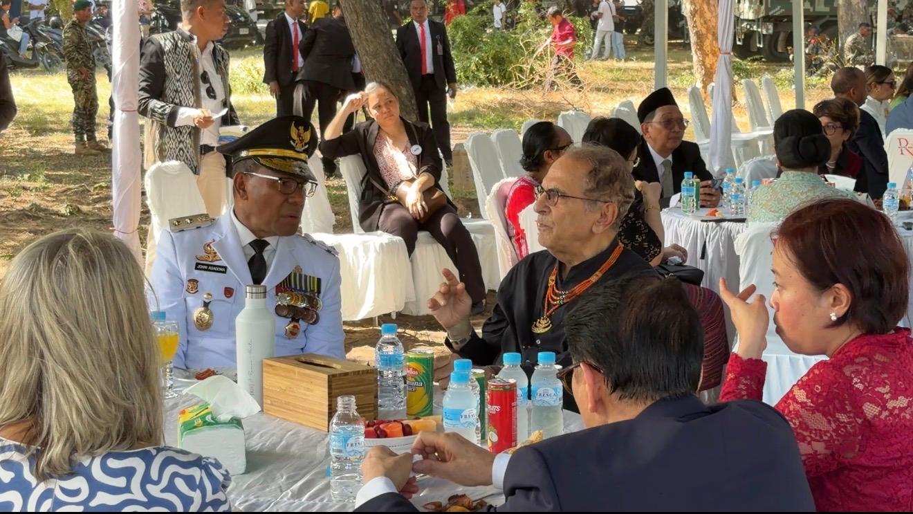 Wagub NTT Johni Asadoma berbincang dengan Presiden Timor Leste José Ramos-Horta di Dili