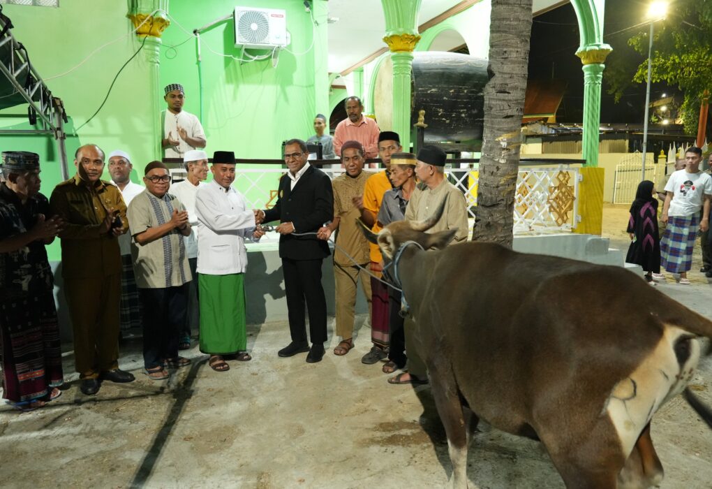 Foto bersama Wakil Gubernur NTT Johni Asadoma dengan pengurus dan jemaah Masjid Al-Ikhlas usai penyerahan sapi kurban Idul Adha 1447 H