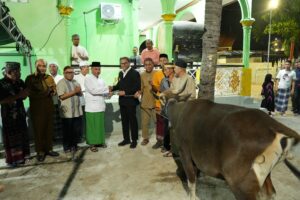 Foto bersama Wakil Gubernur NTT Johni Asadoma dengan pengurus dan jemaah Masjid Al-Ikhlas usai penyerahan sapi kurban Idul Adha 1447 H