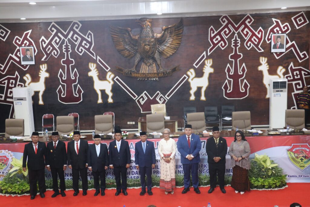 Foto bersama Gubernur NTT Melki Laka Lena, Ketua DPRD Emi Nomleni, Wakil Ketua BPK RI Budi Prijono usai serah terima LHP WTP ke-11 tahun 2025