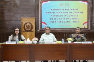 Gubernur NTT Melki Laka Lena terima bantuan 3.000 dosis semen beku sapi dari Direktur Pembibitan Kementan Hary Suhada di Kantor DPD RI Kupang 12/6/2026