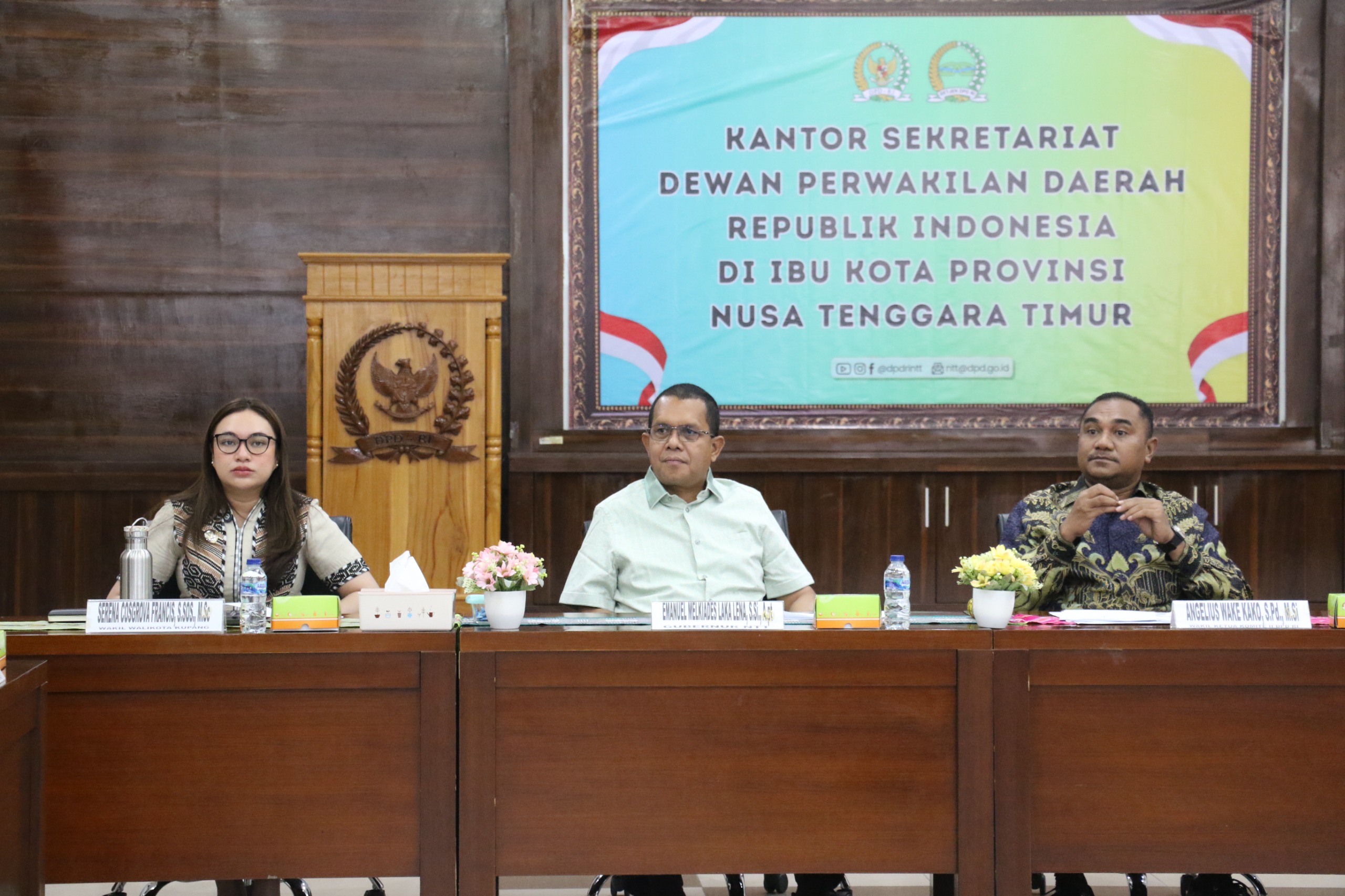 Gubernur NTT Melki Laka Lena terima bantuan 3.000 dosis semen beku sapi dari Direktur Pembibitan Kementan Hary Suhada di Kantor DPD RI Kupang 12/6/2026