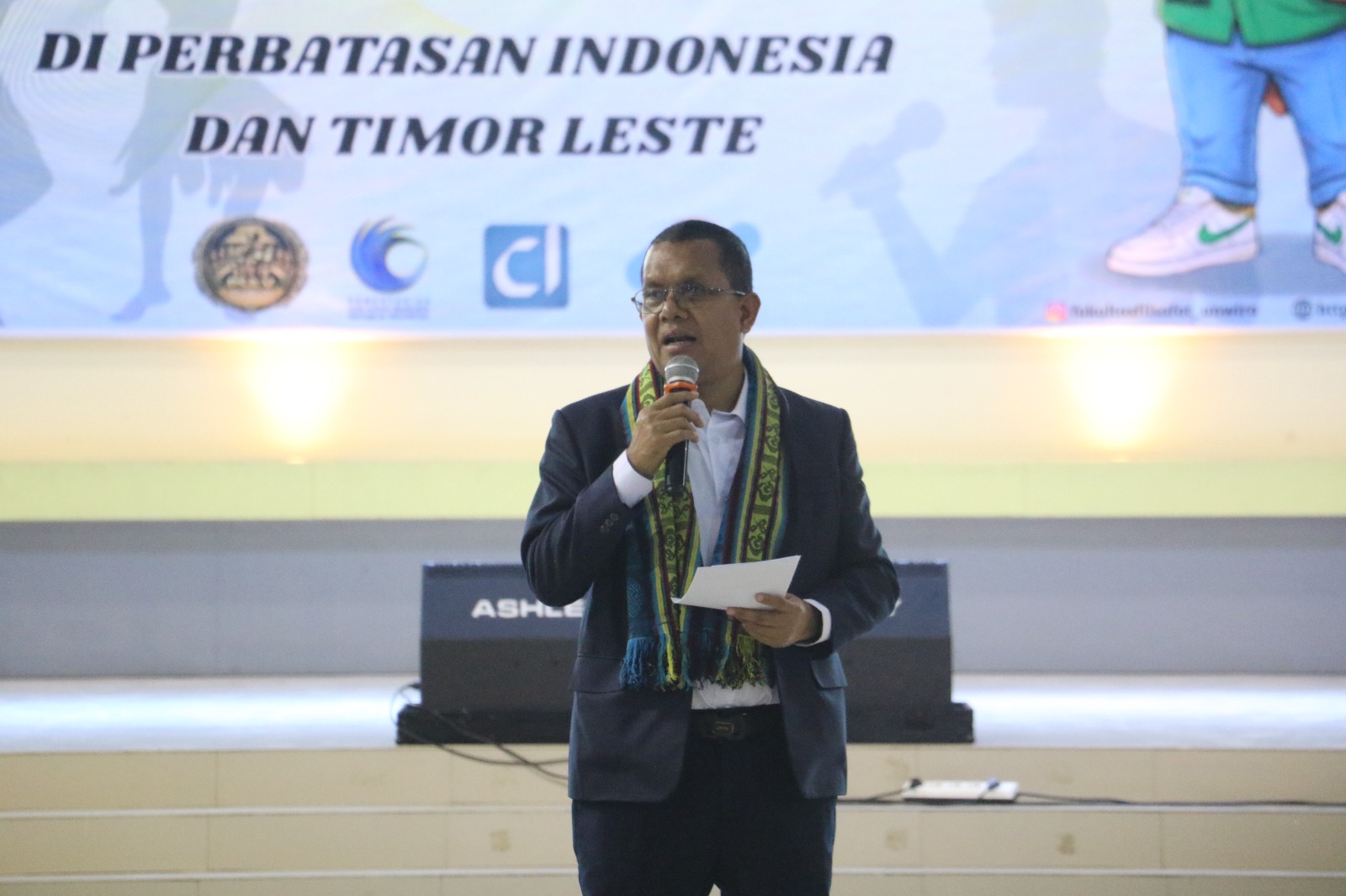 Gubernur NTT Melki Laka Lena berpidato di Festival PSA V UNWIRA 2026