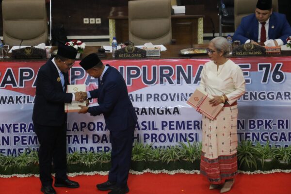 Wakil Ketua BPK RI Budi Prijono serahkan LHP WTP ke-11 ke Gubernur NTT Melki Laka Lena, disaksikan Ketua DPRD Emi Nomleni 2025