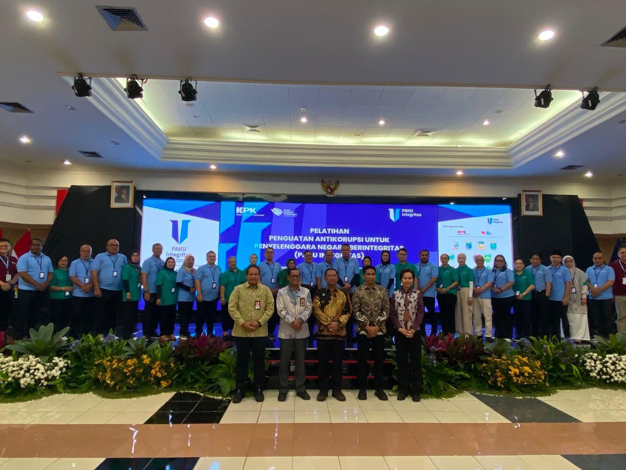 Wagub NTT Johni Asadoma dan istri Vera Christina Asadoma mengikuti Program PAKU Integritas KPK 2026 di Jakarta