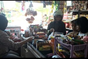 Ansi pemilik usaha sembako di Kupang melayani pembeli di kios yang dikembangkan dengan KUR BRI Kenapa gini? Ada keyword `KUR BRI Kupang` + `usaha sembako`