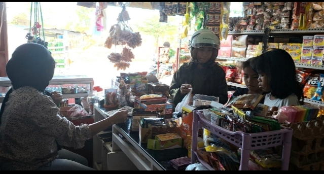 Ansi pemilik usaha sembako di Kupang melayani pembeli di kios yang dikembangkan dengan KUR BRI Kenapa gini? Ada keyword `KUR BRI Kupang` + `usaha sembako`