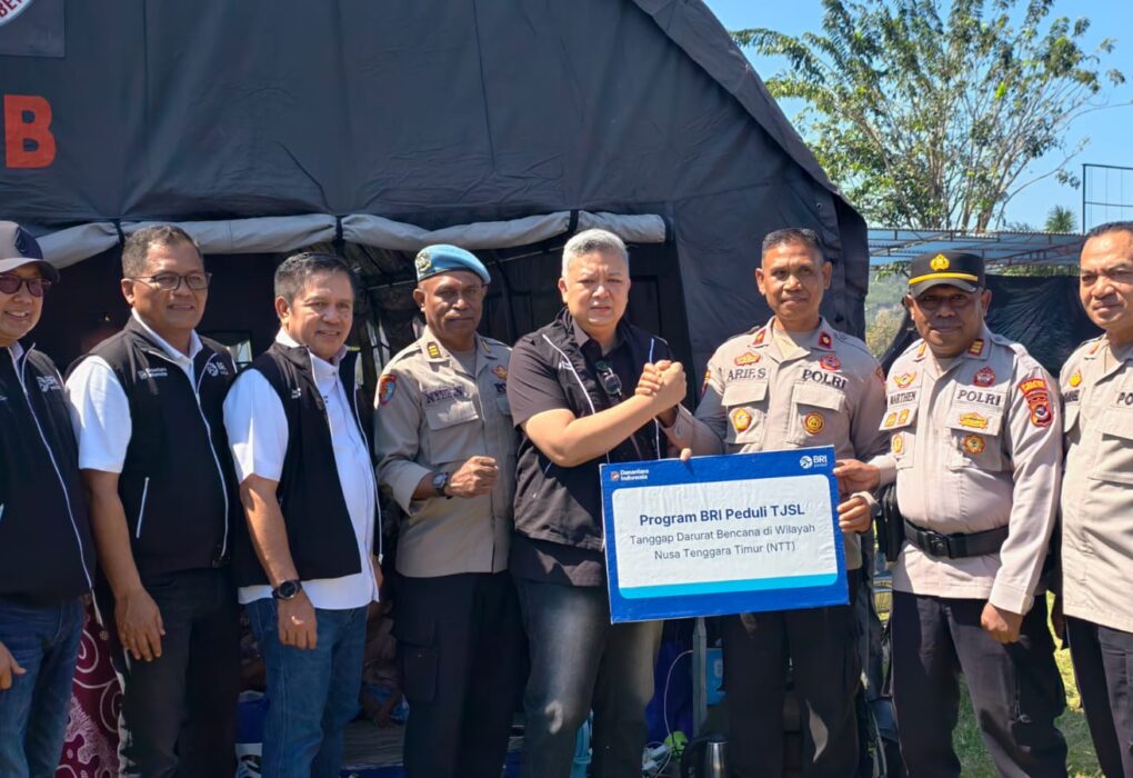 Penyerahan bantuan Program BRI Peduli TJSL tanggap darurat bencana gempa di wilayah Nusa Tenggara Timur NTT