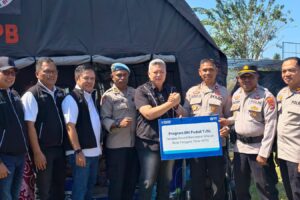 Penyerahan bantuan Program BRI Peduli TJSL tanggap darurat bencana gempa di wilayah Nusa Tenggara Timur NTT