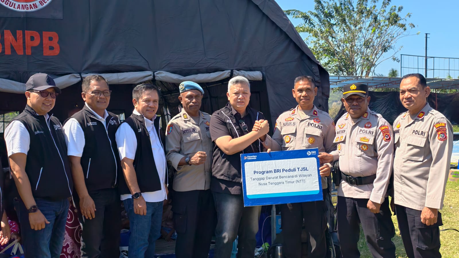 Penyerahan bantuan Program BRI Peduli TJSL tanggap darurat bencana gempa di wilayah Nusa Tenggara Timur NTT